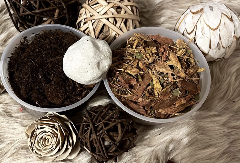 le KiT de fertilité Est composé de plusieurs produits différents une première plante pour laver le ventre une deuxième plante pour stimuler les hormone et la réserve ovarienne et une petite pierre appelée le kaolin